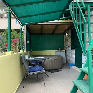 Appartement Shiny, Split
